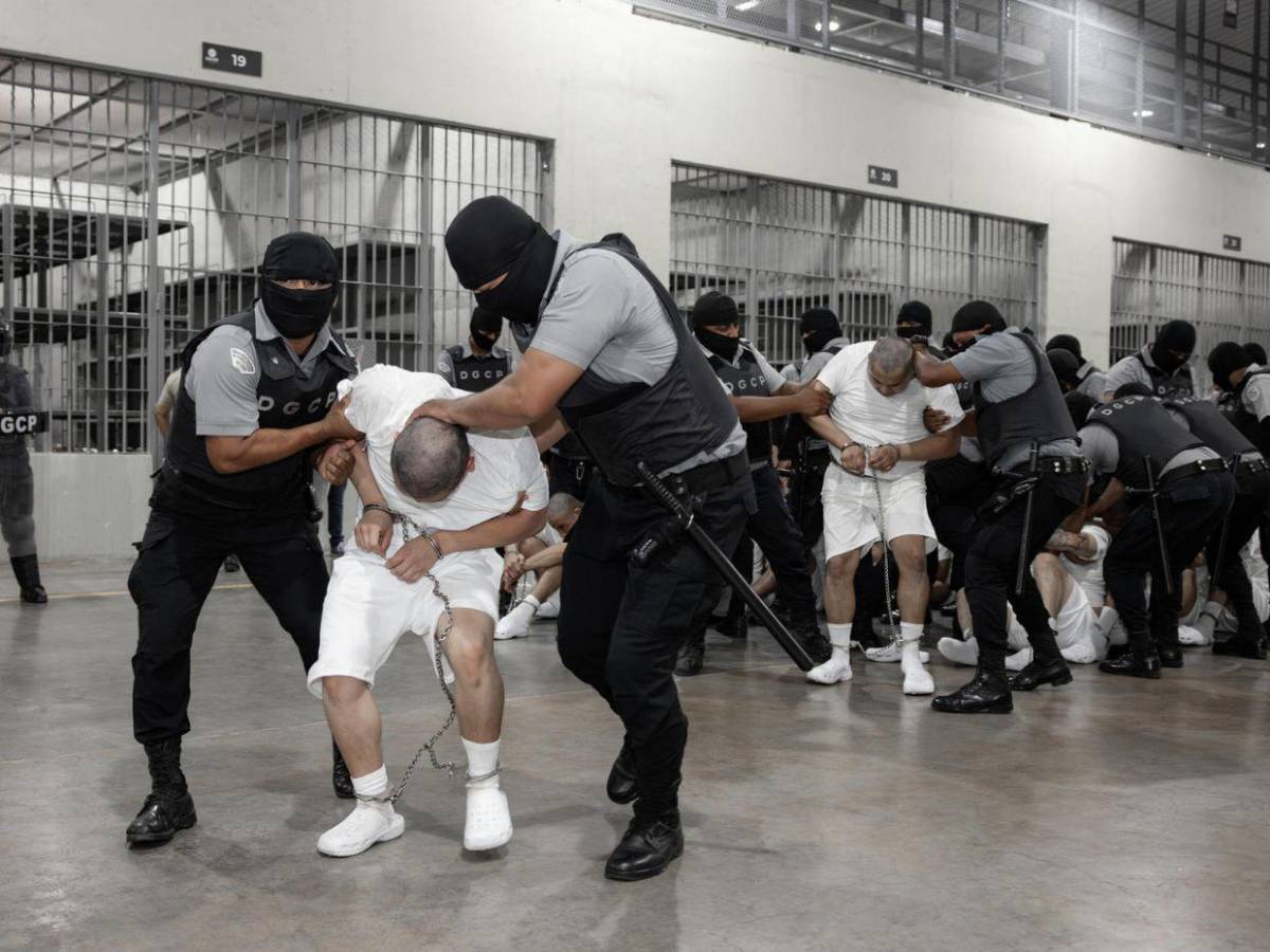 Las impactantes imágenes del envío de reos de la banda del Tren de Aragua a El Salvador