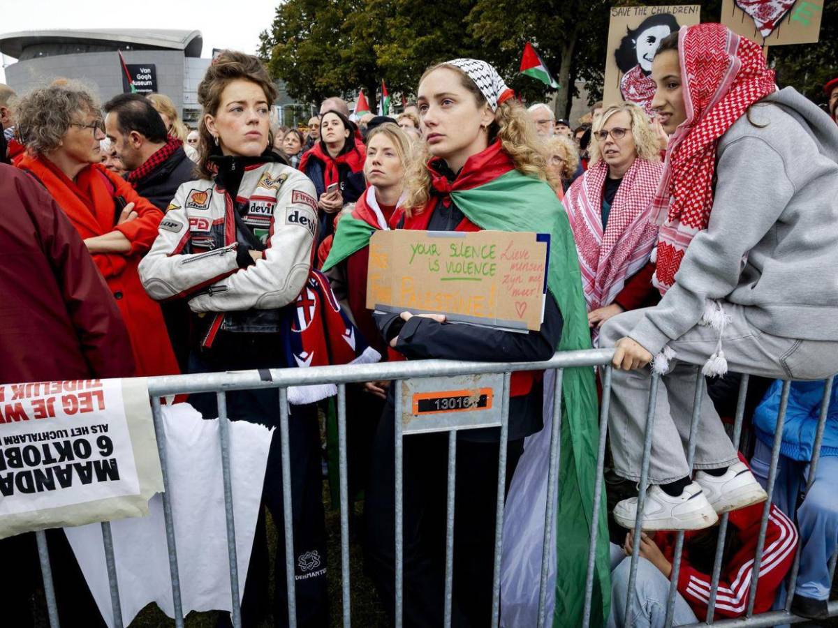 250 mil personas llenan las calles de rojo en Ámsterdam para exigir medidas contra Israel