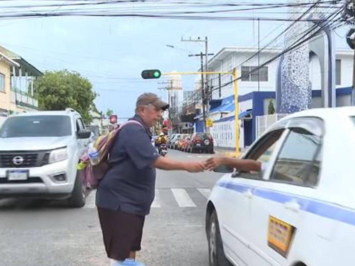 Legendario cronista deportivo ahora pide en las calles de La Ceiba para sobrevivir: su cruel situación