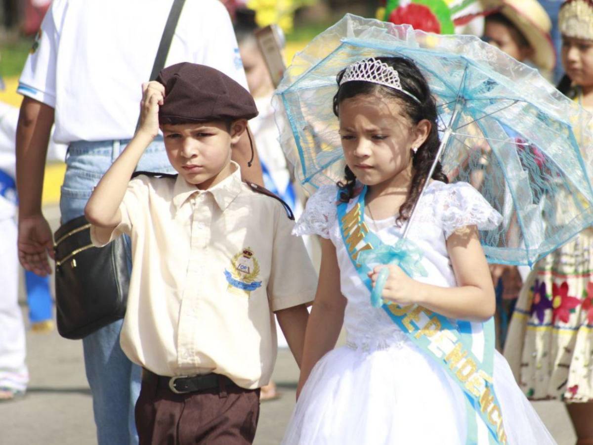 Con color y alegría, niños de San Pedro Sula honran a la patria en desfiles