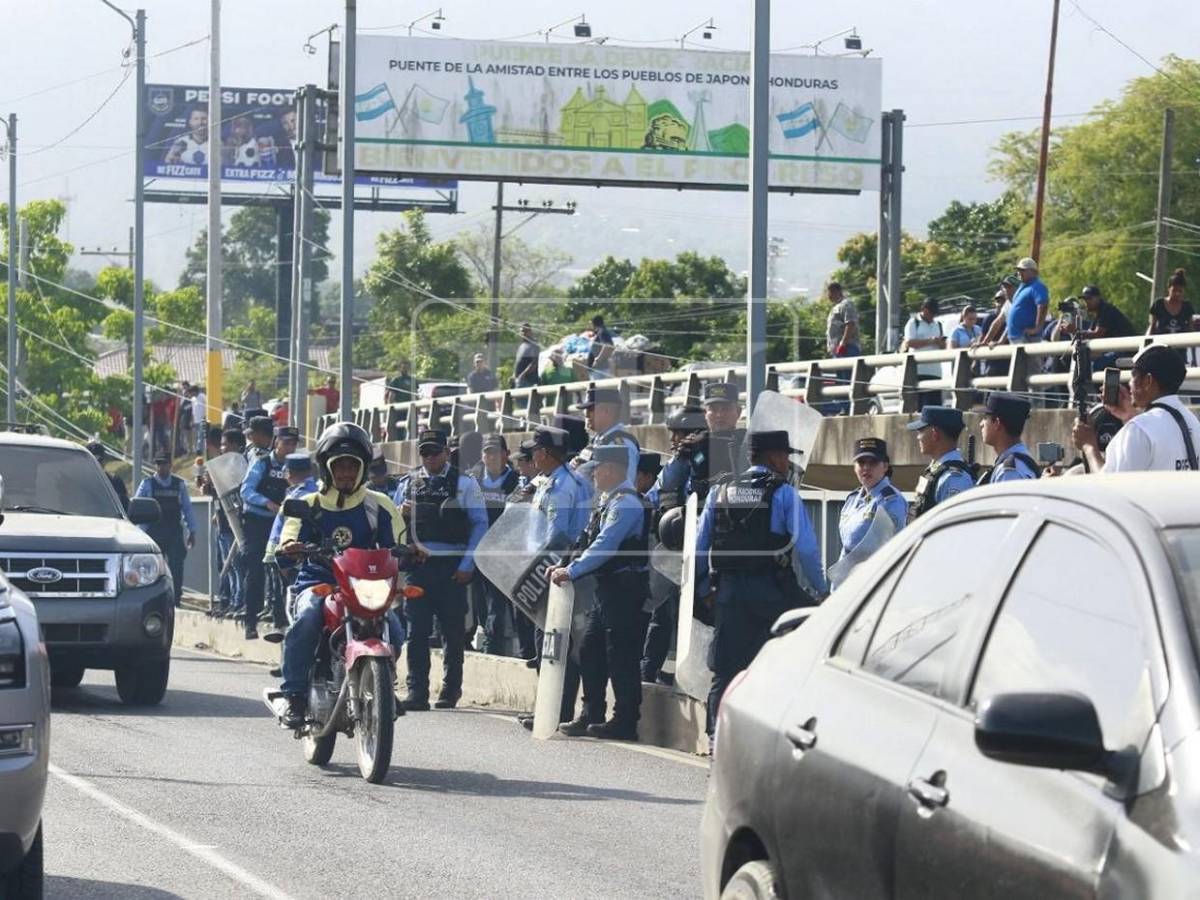 Con gas lacrimógeno y chorros de agua desalojan protestas por aumento a tasa municipal en El Progreso