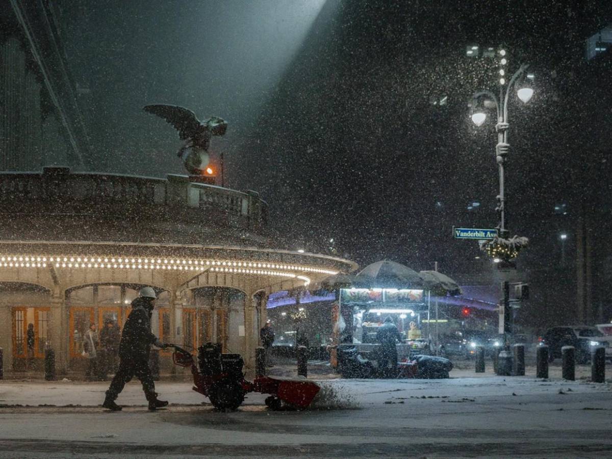 Nueva York paralizada por histórica tormenta de nieve que vacía calles