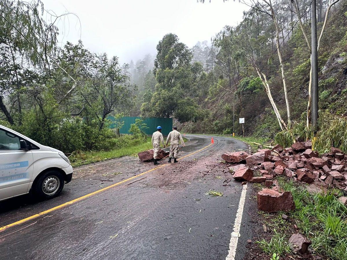 Al llegar, el personal constató que grandes piedras habían caído sobre la vía, impidiendo el paso de los vehículos.