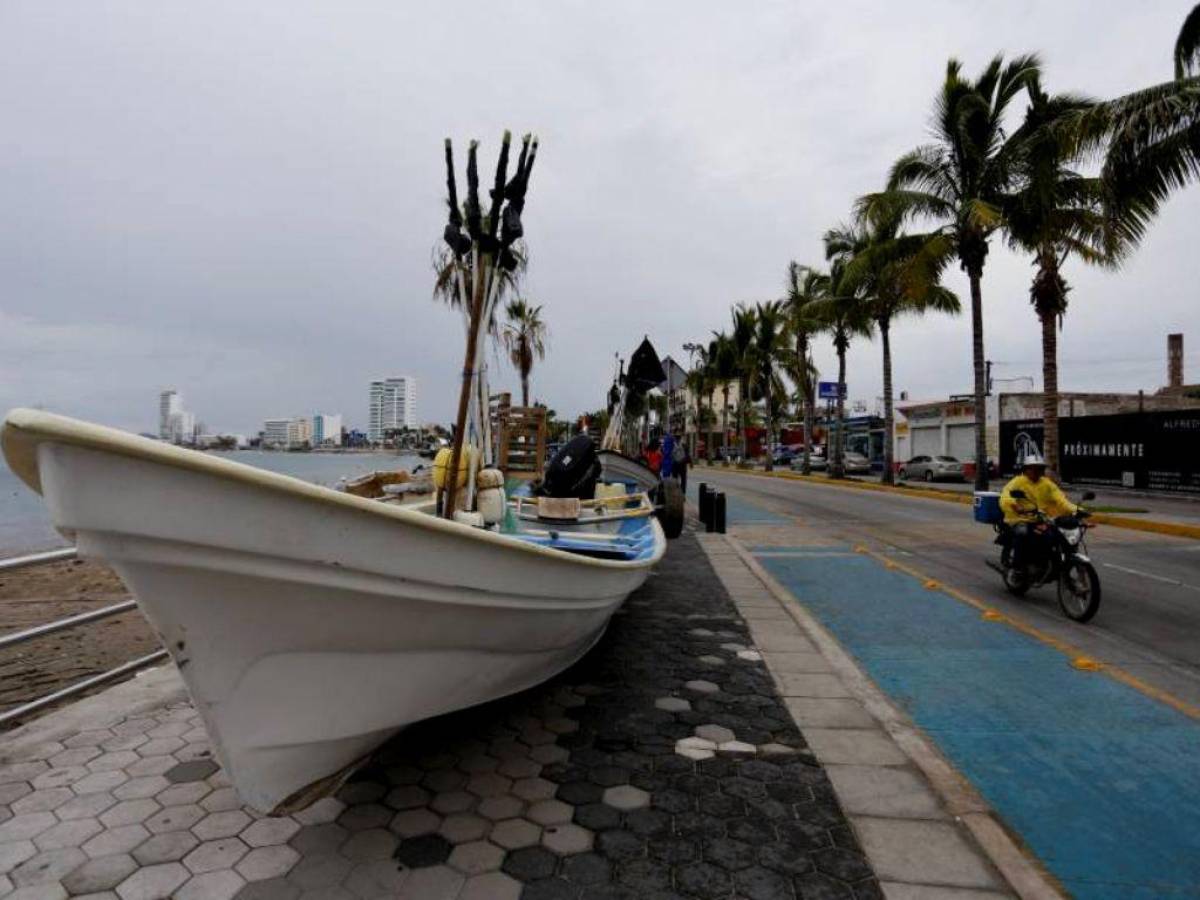 Orlene se degrada a depresión tropical tras tocar tierra en México
