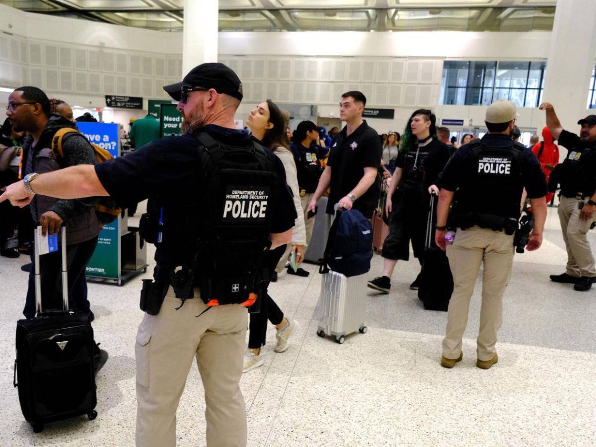 Lo que debes saber sobre el despliegue de agentes de ICE en 14 aeropuertos de EE UU