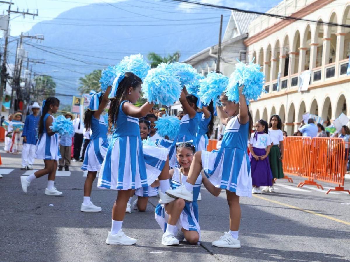 Centros educativos celebraron independencia con música y baile en los desfiles por toda Honduras