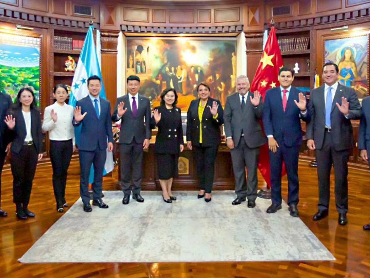 ¿Por qué China sí construye un lujoso estadio en El Salvador y en Honduras no?