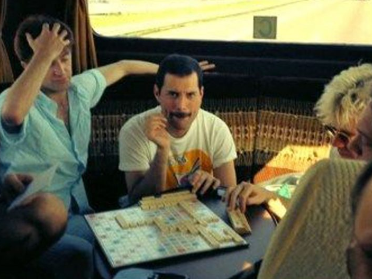 Desde una corona hasta su peine de bigote: Inicia la subastan de objetos personales de Freddie Mercury