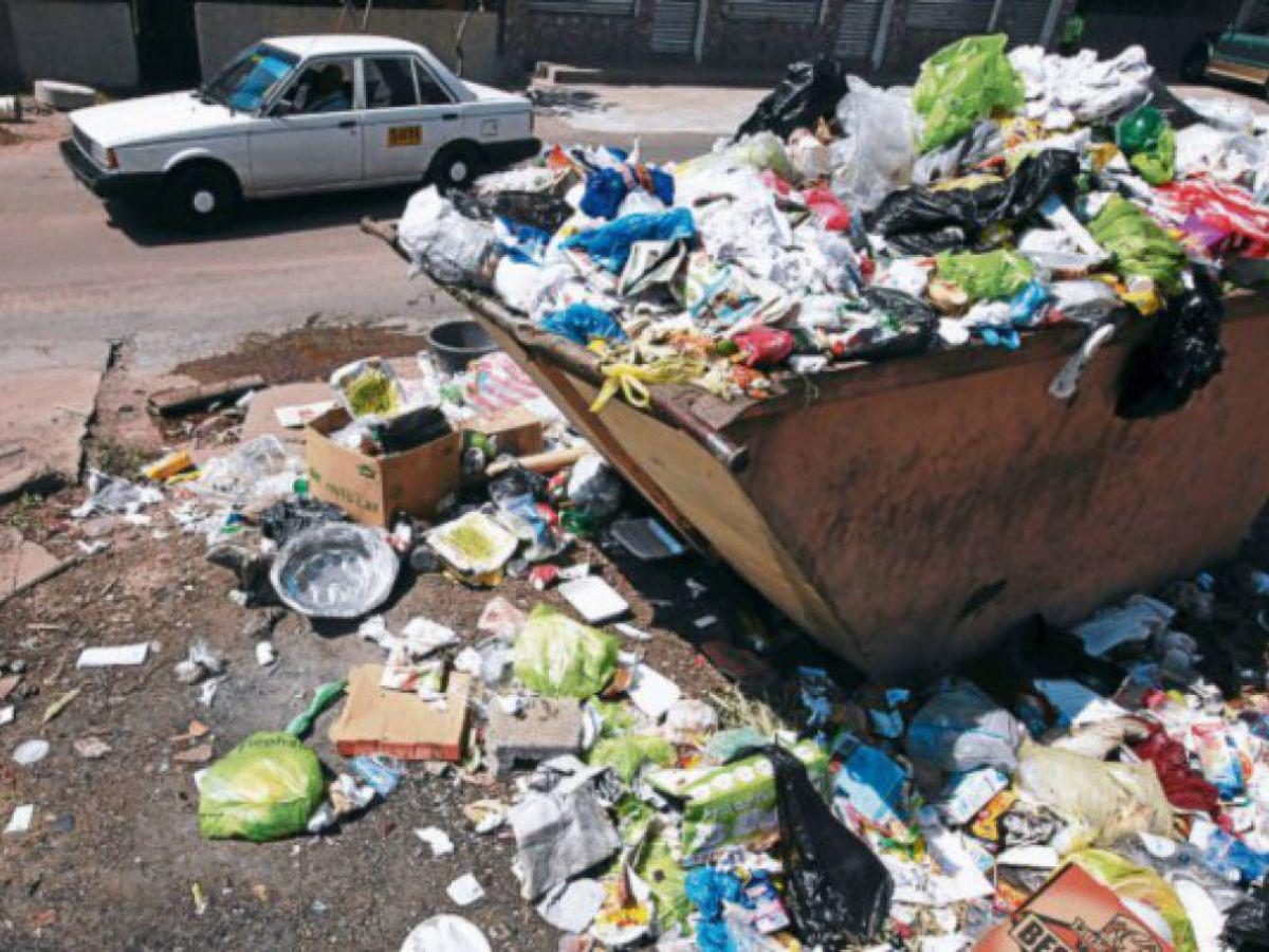 En la mayoría de zonas donde hay contenedores, están ubicados frente a viviendas o centros educativos y los lugareños los llenan todos los días pese a que existen horarios establecidos.