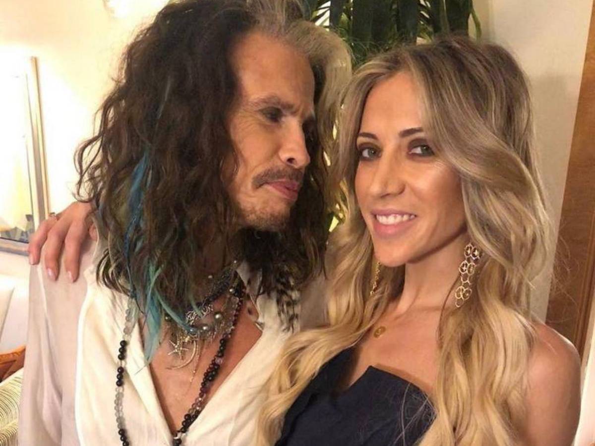Steven Tyler, cantante de Aerosmith, enfrenta rumores de ruptura con su novia 39 años menor