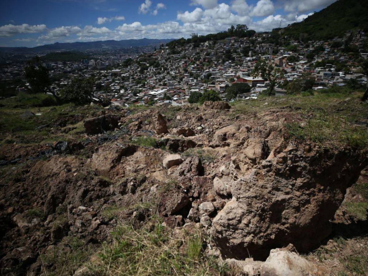 Inician obras de mitigación en zona de derrumbe en la colonia Guillén y El Reparto por Arriba