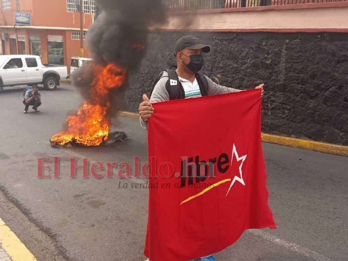 Bases de Libre protestan frente a Sesal exigiendo salida del ministro Matheu