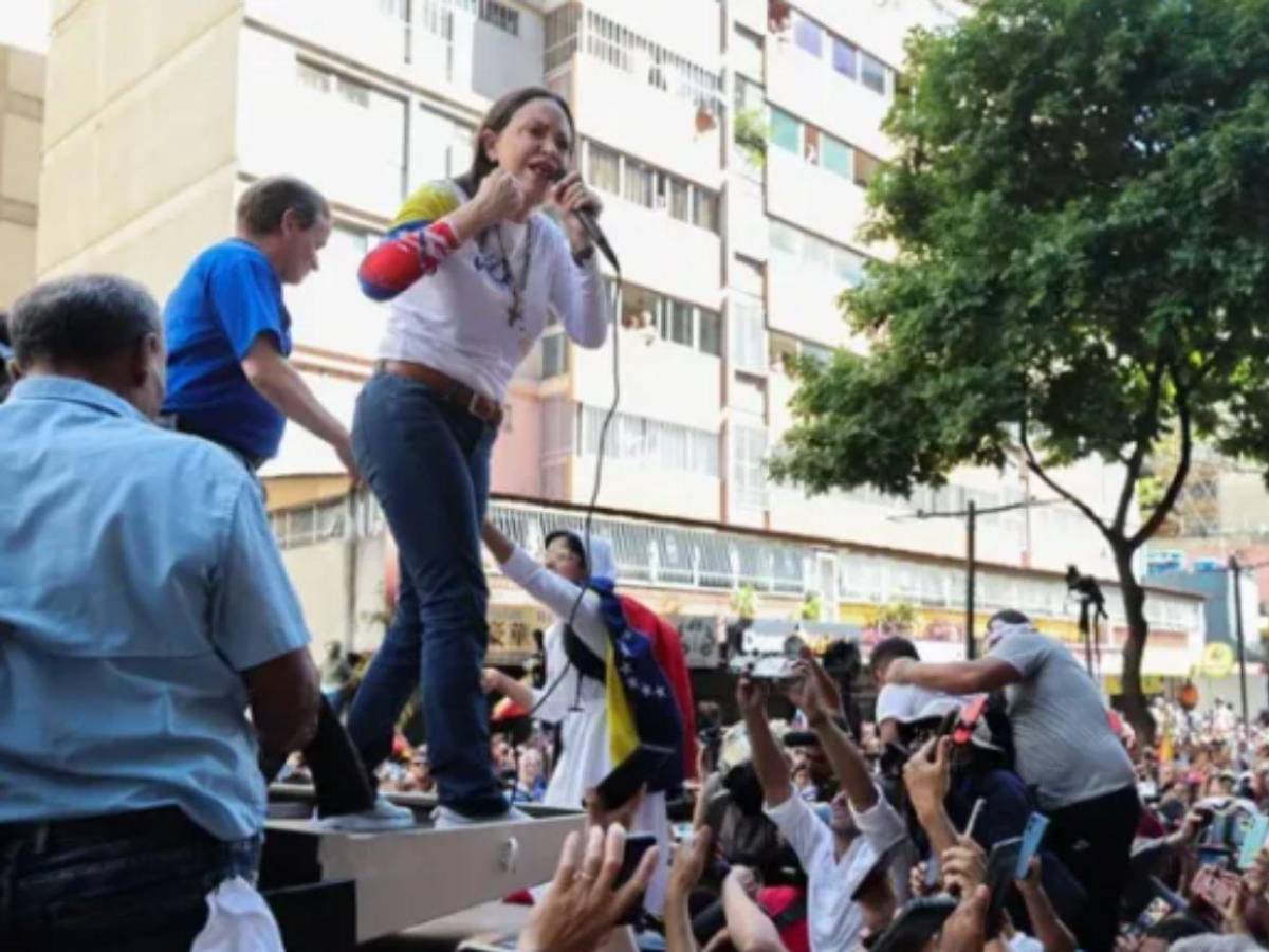 Una ruta secreta y un mensaje confirmando su paradero: ¿Cómo salió María Corina Machado de Venezuela?