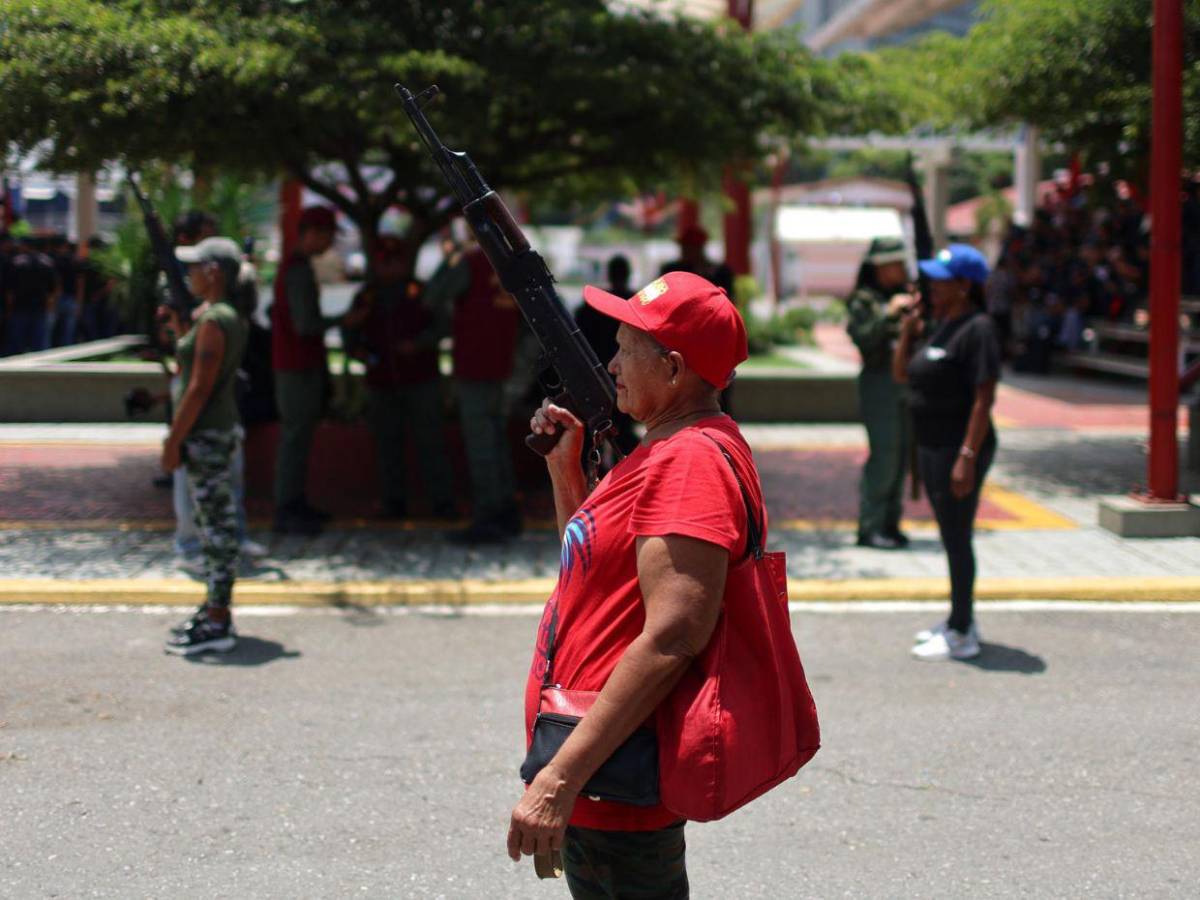Hasta señoras aprenden a usar armas en comunidades de Caracas, Venezuela