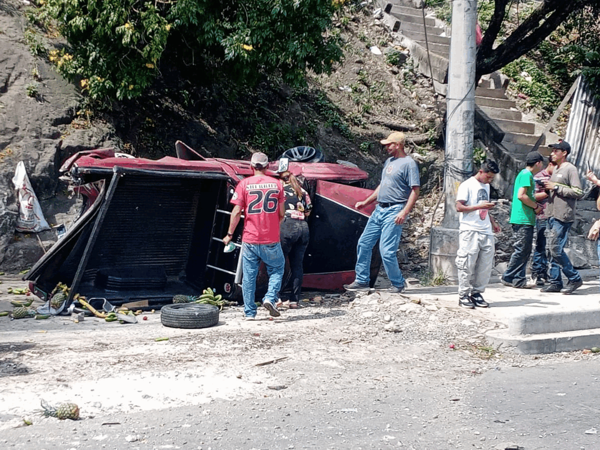Captan en videos escenas del mortal choque de una rastra en El Carrizal