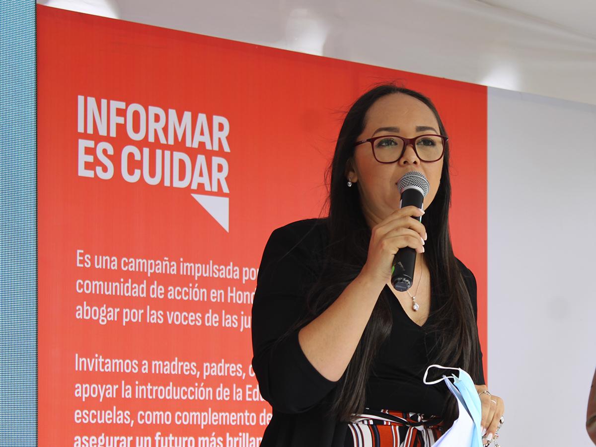 La vocera de la campaña “Informar es Cuidar”, Sara Gutiérrez, dando las palabras conmemorativas a la inauguración.
