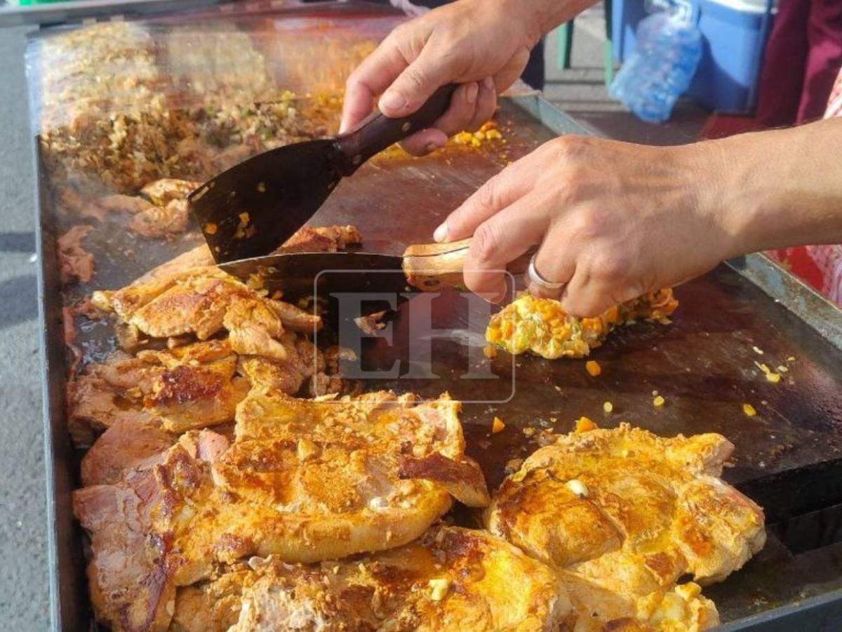 Emprendedores aprovechan los desfiles patrios para llevar sabor y color a las calles