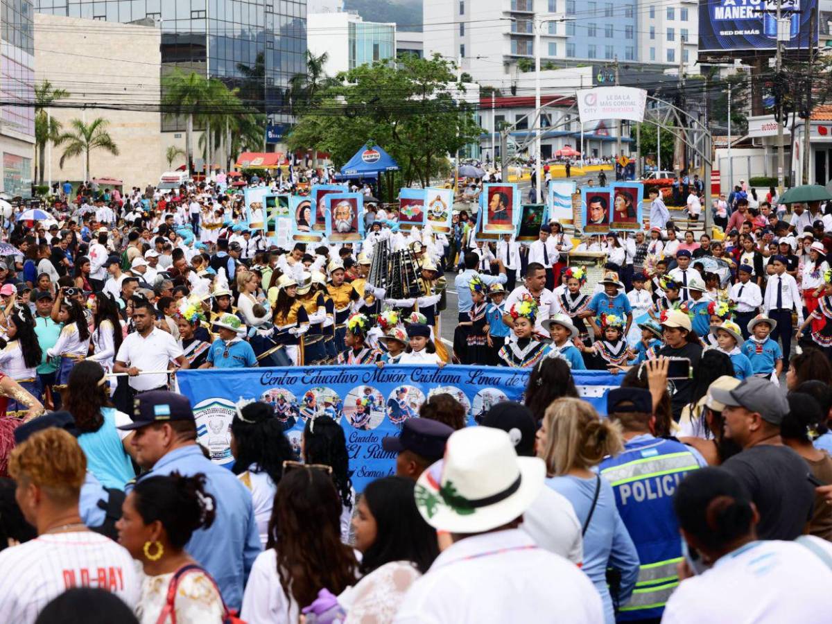 Multitudinarios desfiles se viven en San Pedro Sula