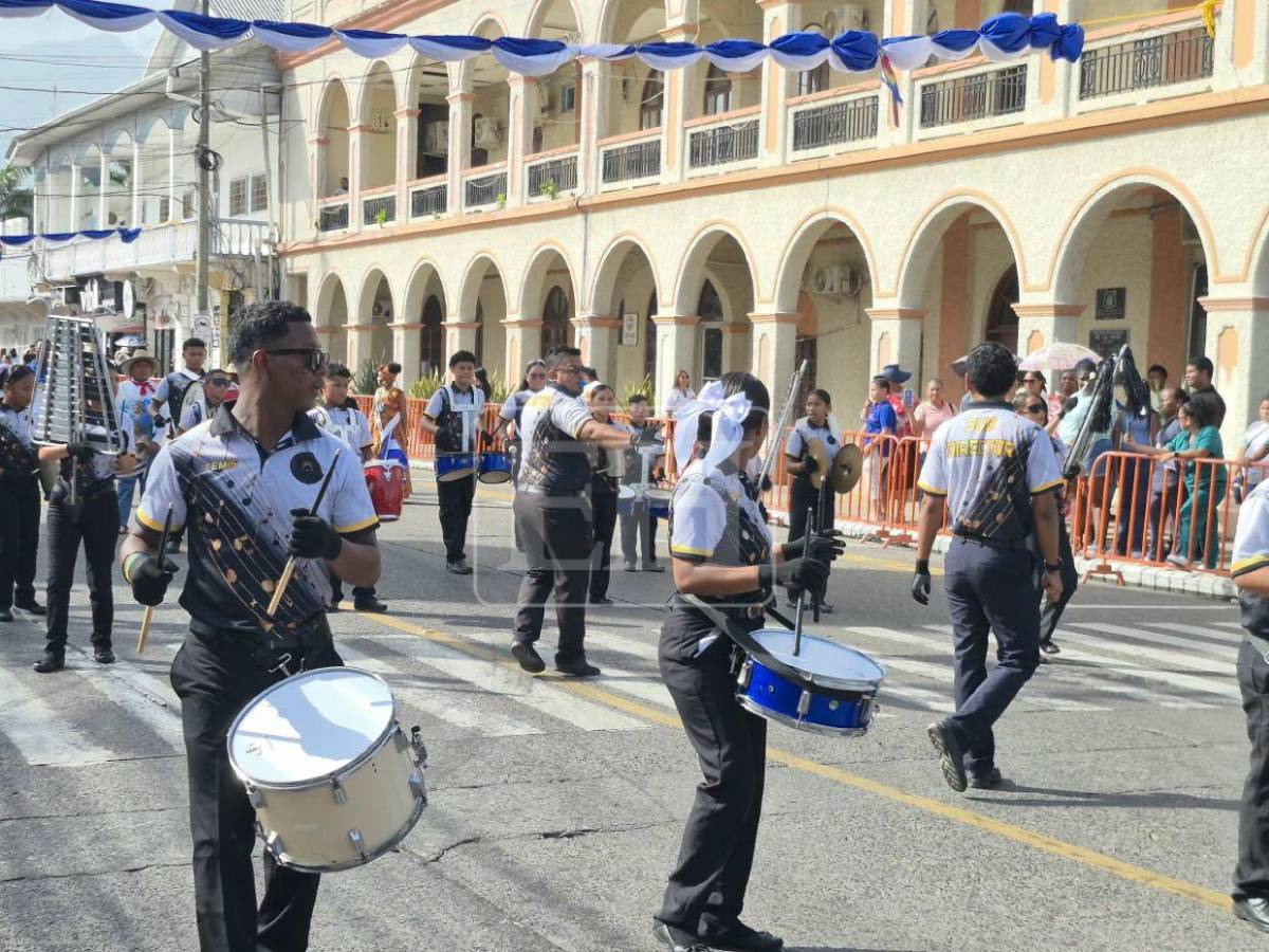 Unos 26 centros educativos participan en desfiles patrios de La Ceiba