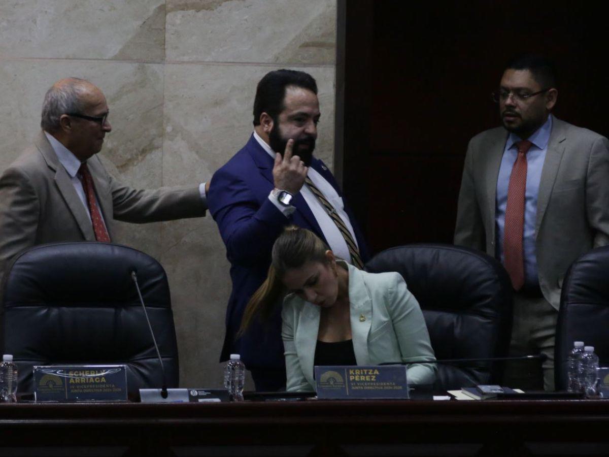 Lanzan botella con agua a Luis Redondo durante sesión en el Congreso Nacional Lanzan botella con agua a Luis Redondo durante sesión en el Congreso Nacional