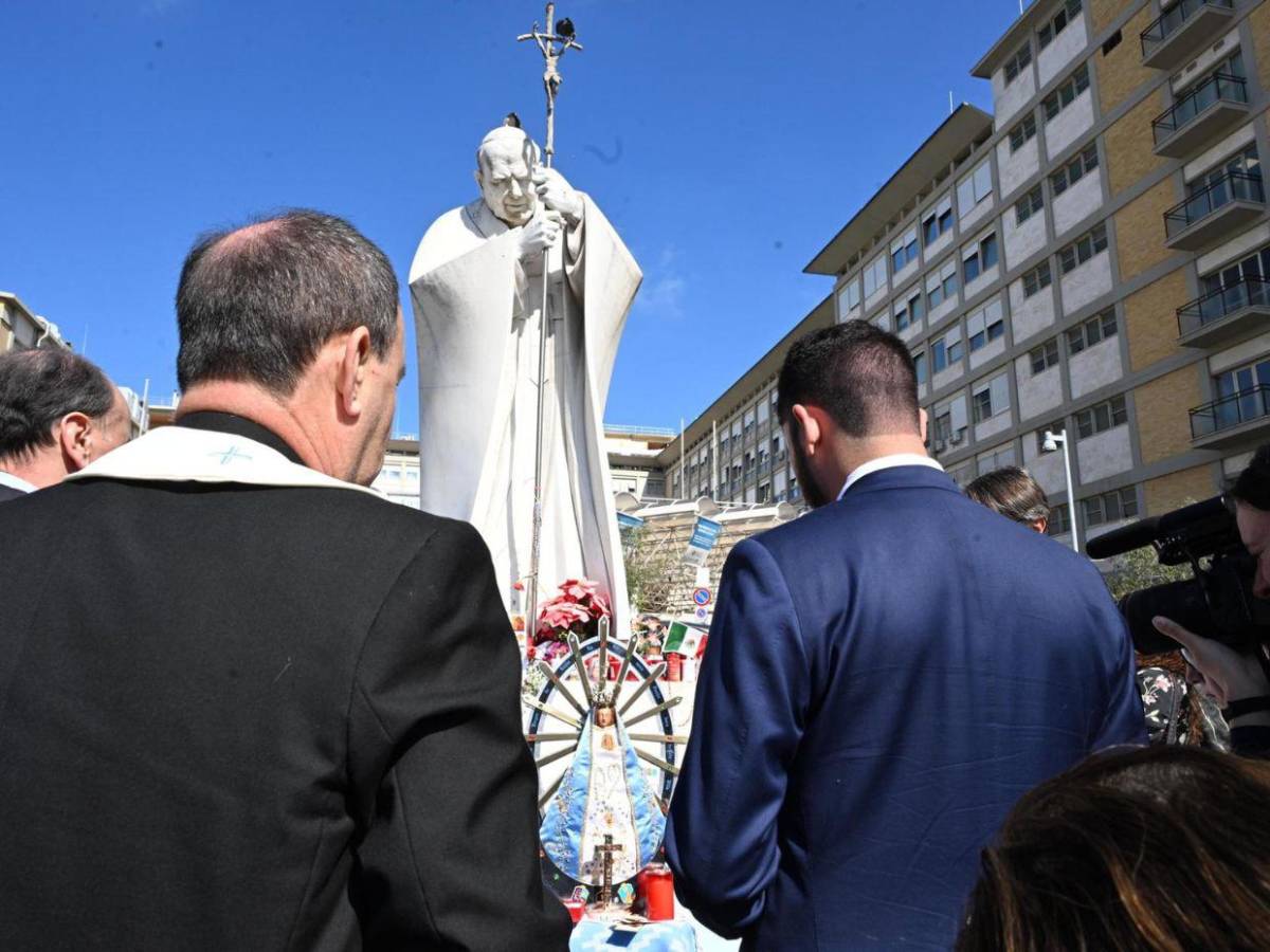 Fieles argentinos rezan por el papa frente al hospital de Roma
