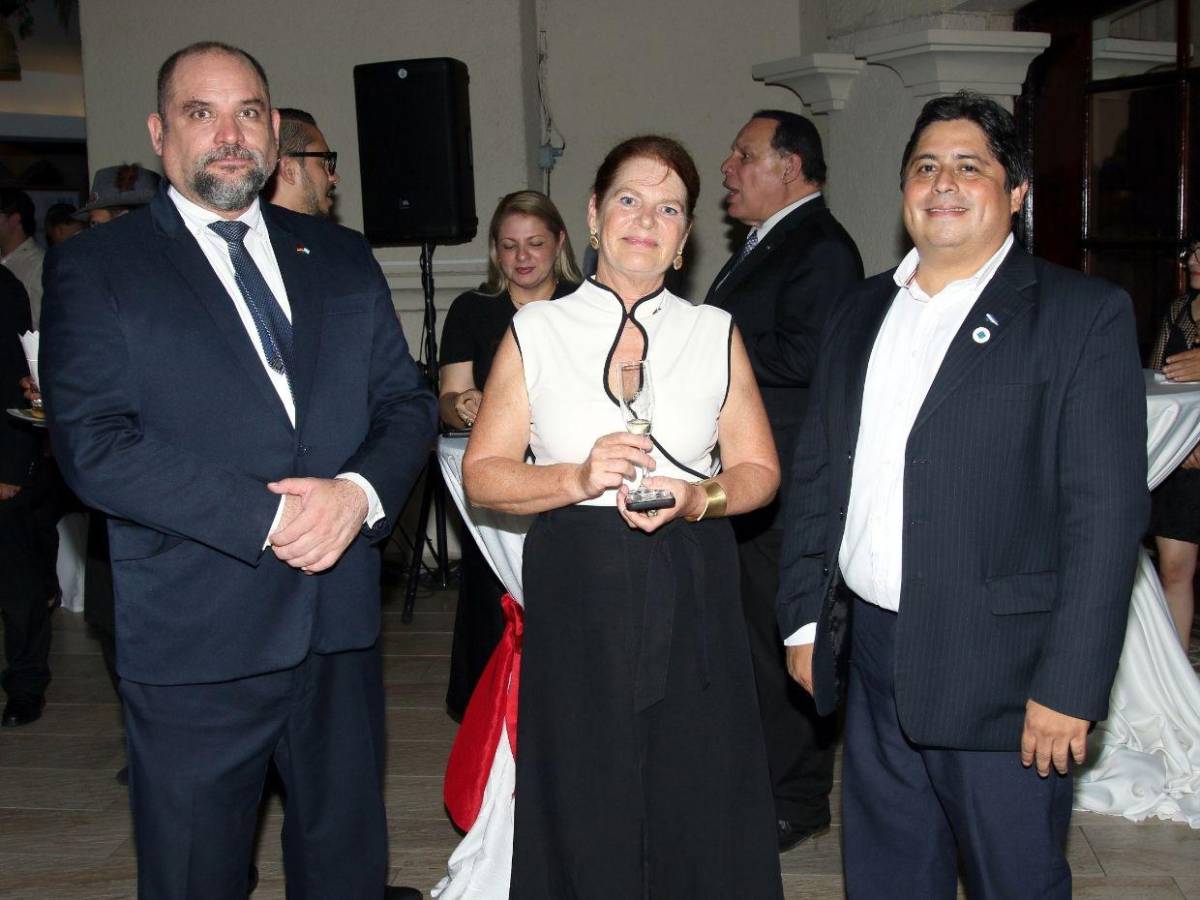 Anfitriones e invitados especiales brindan por la Unidad Alemana