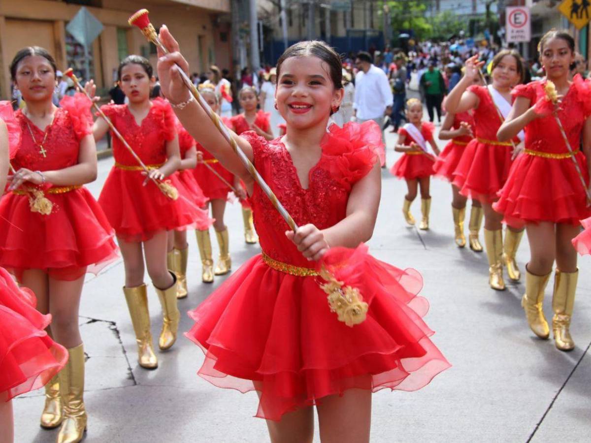 Las bellas palillonas y pomponeras que amenizaron los desfiles de educación básica 2025