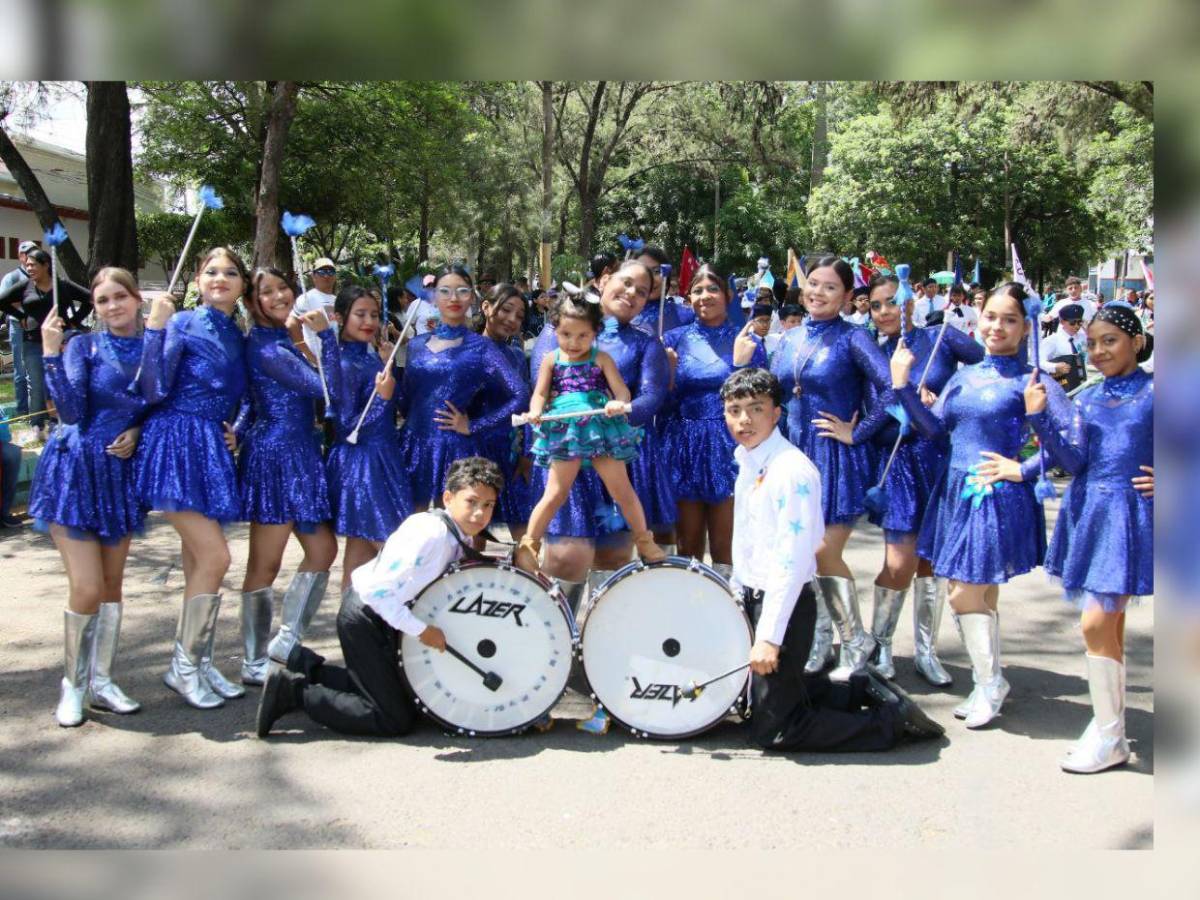 Las bellas palillonas y pomponeras que amenizaron los desfiles de educación básica 2025