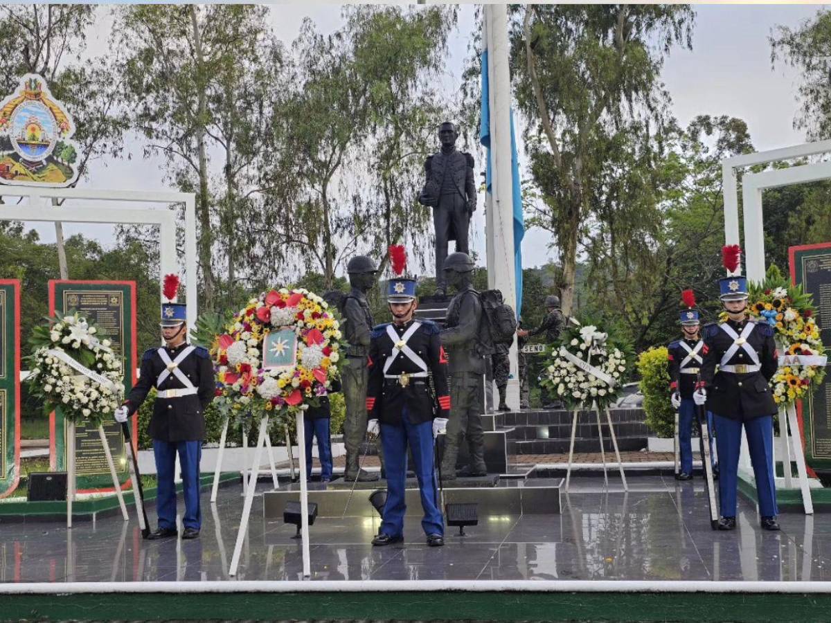 Con guardia de honor y ofrendas florales, conmemoran el Día del Soldado Hondureño