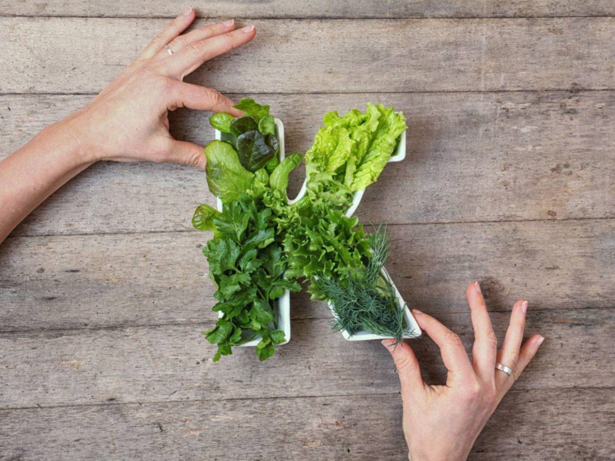 Vitamina K: La aliada definitiva contra ojeras, rojeces y problemas de coagulación