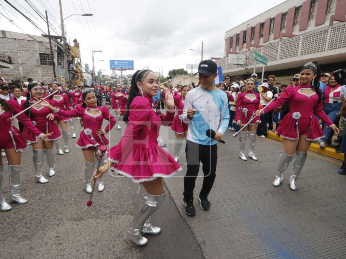 Colegialas ponen a bailar a Shin Fujiyama en los desfiles patrios 2026