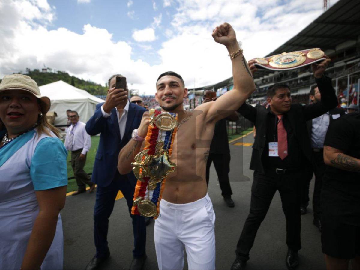 Teófimo López se une a los desfiles patrios en la capital