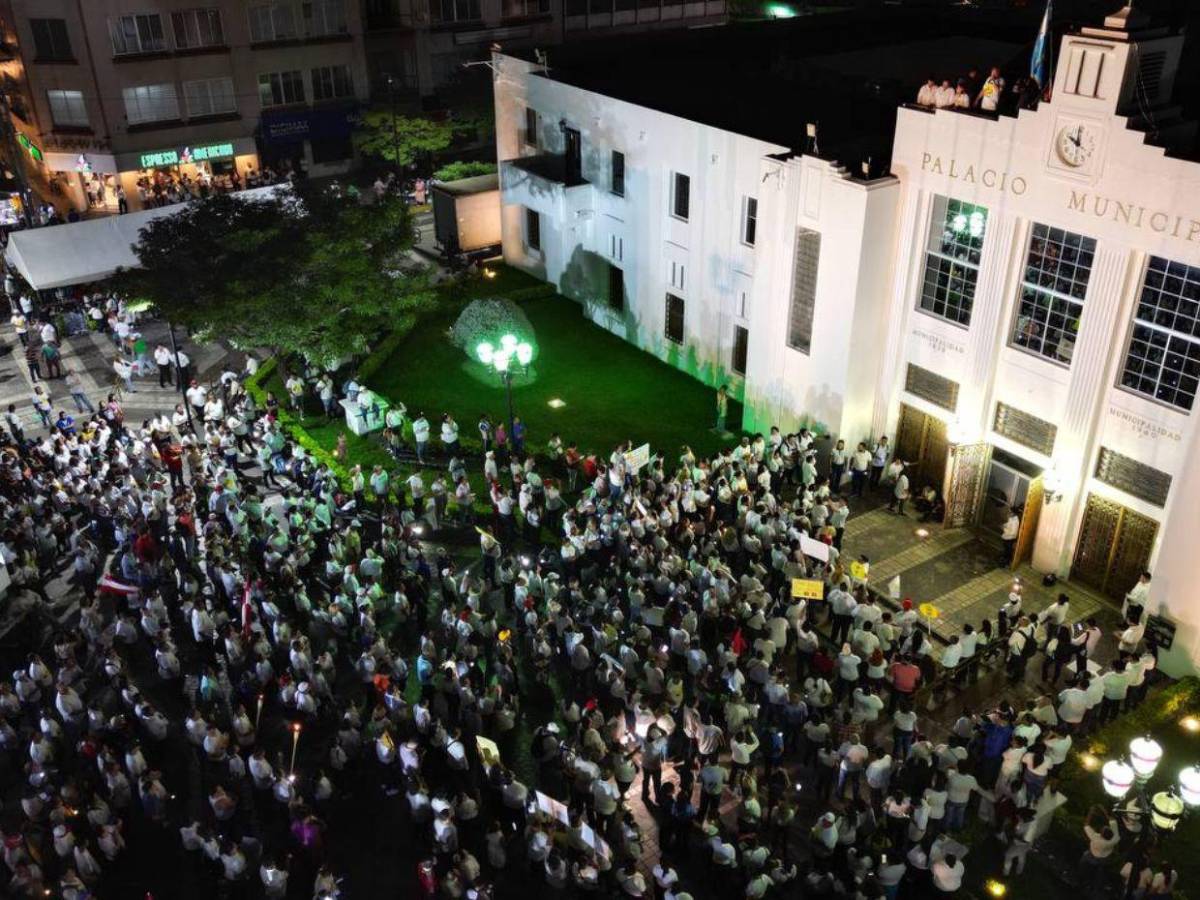 Sampedranos llegan al Palacio Municipal para mostrar su apoyo a Roberto Contreras