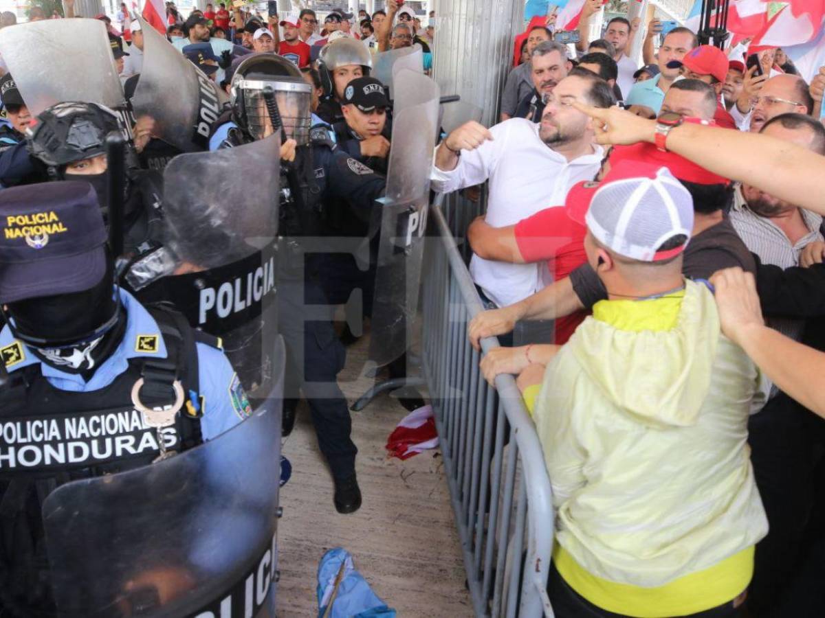 En fotos: así fue la agresión de policías y seguridad privada hacia liberales en el Congreso