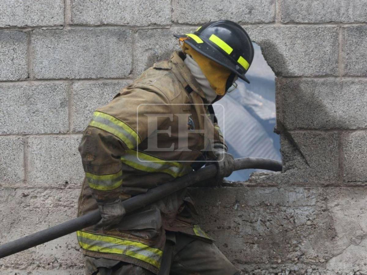 Rompiendo paredes: bomberos siguen buscando a desaparecidos en bodega del anillo periférico