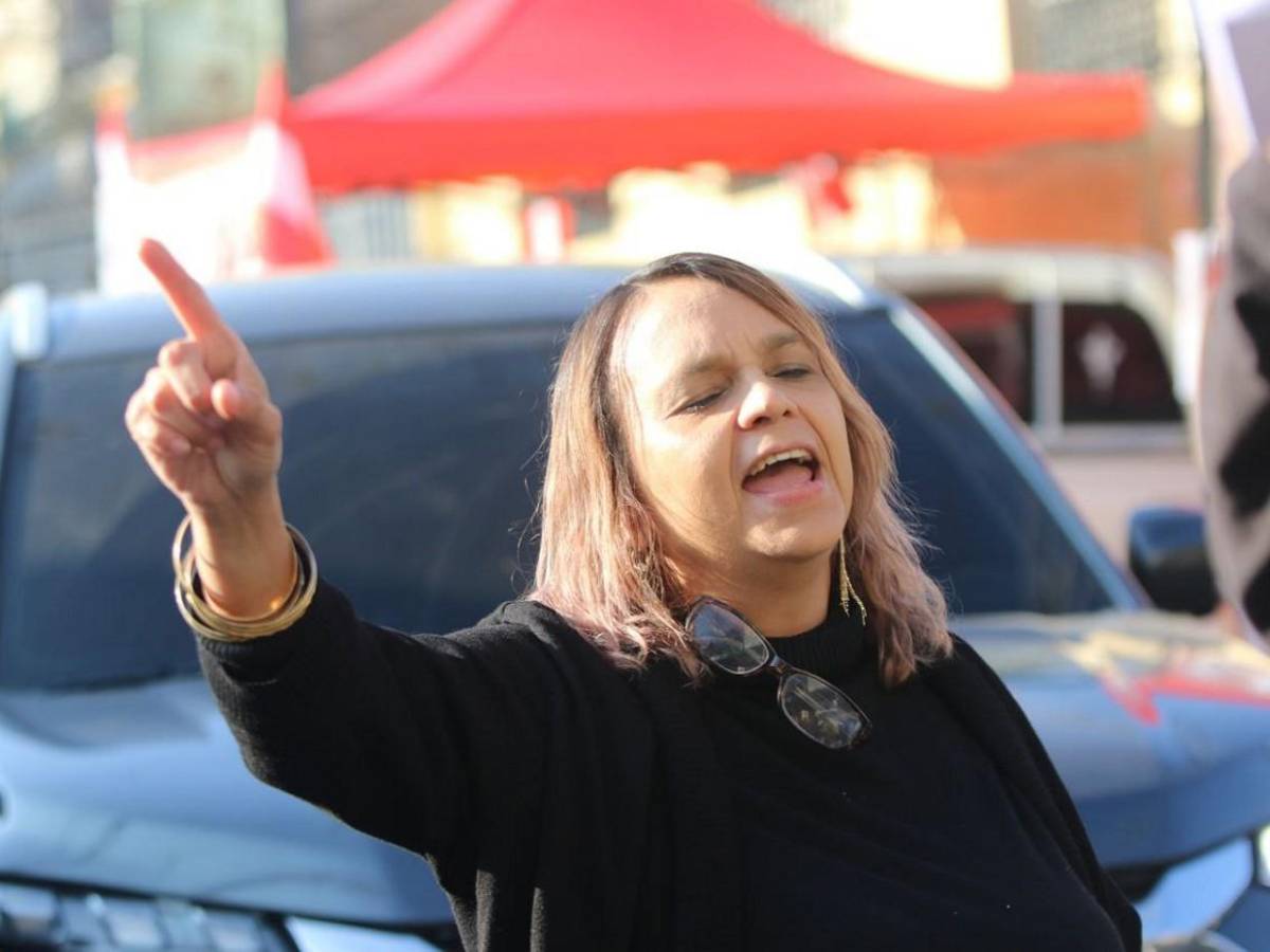 “Llorón traidor” le gritan a Jorge Cálix simpatizantes de Libre en su centro de votación