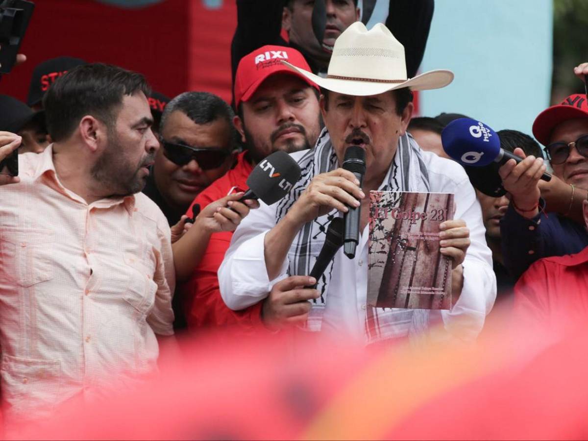 Mel Zelaya pasea su libro El Golpe 28-J durante marcha del Día del Trabajador