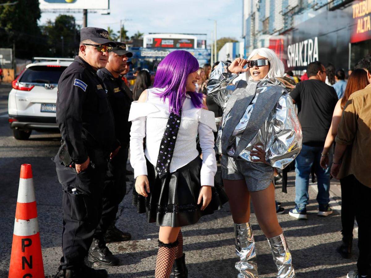 Pelucas moradas y látex negro: así esperan los centroamericanos a Shakira en San Salvador