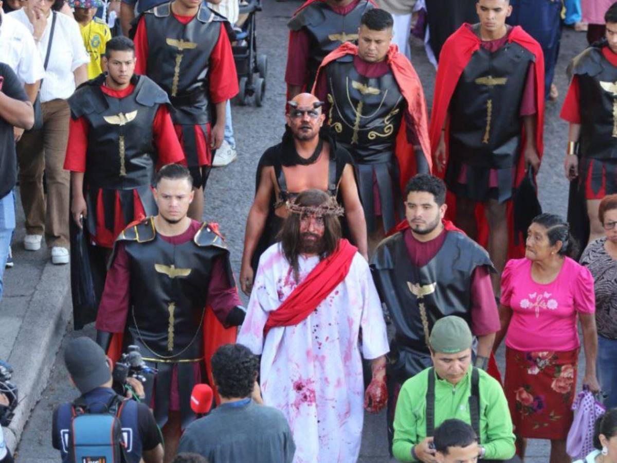Capitalinos acuden al Vía Crucis en Comayagüela