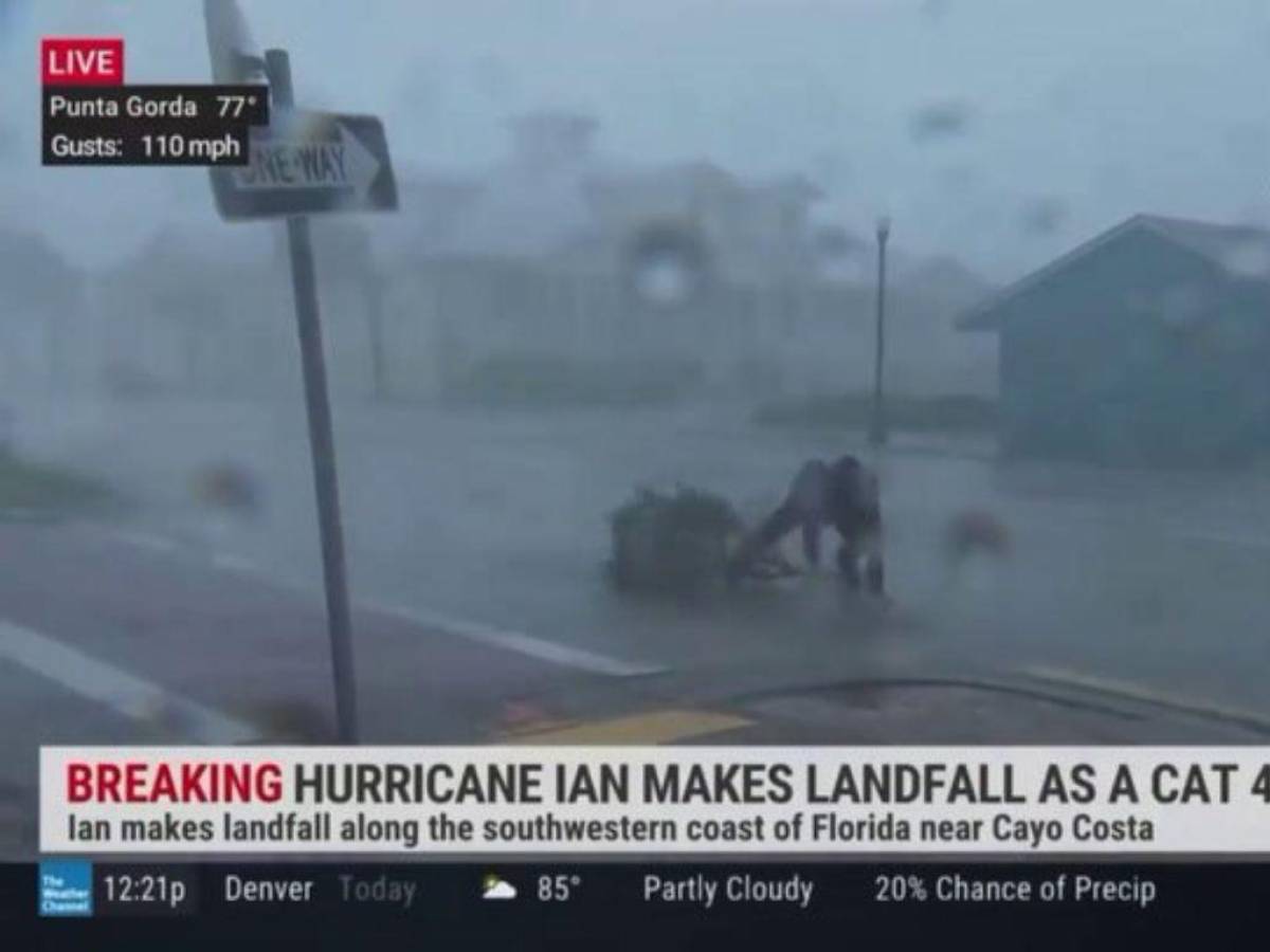 Fuertes vientos del huracán Ian en Florida derriban a reportero