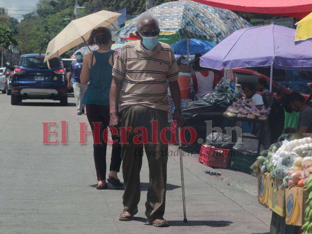 Ante el aumento de puestos ambulantes que invaden las aceras, los capitalinos no tienen más opción que caminar por la calzada.