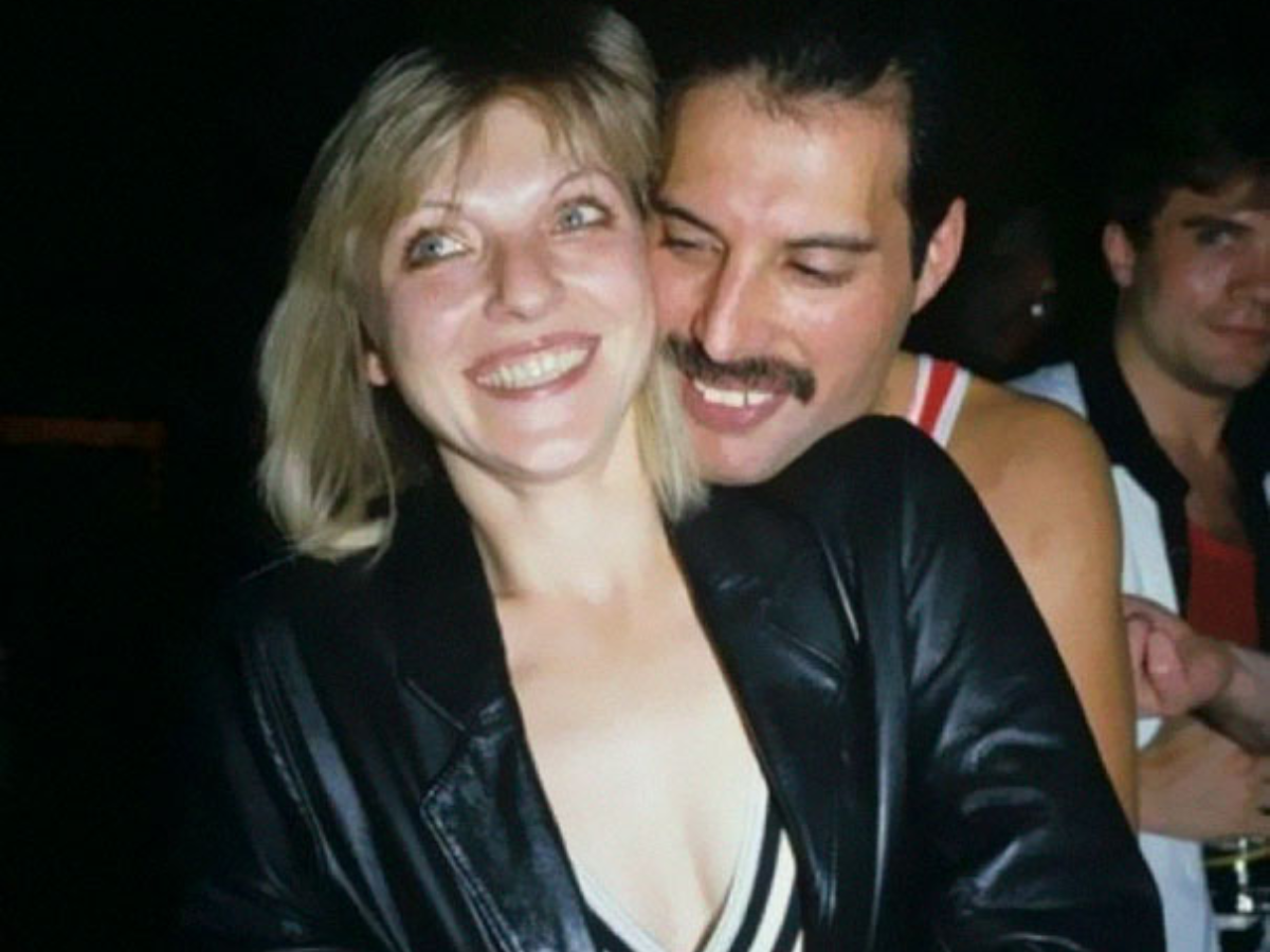 Desde una corona hasta su peine de bigote: Inicia la subastan de objetos personales de Freddie Mercury