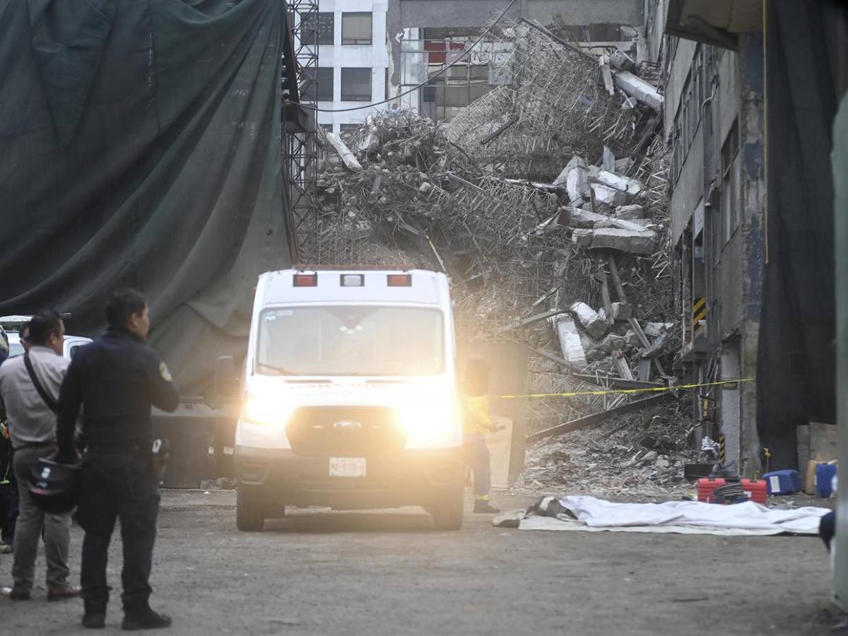 Destrozos tras colapso de edificio en centro de México; hay tres personas atrapadas