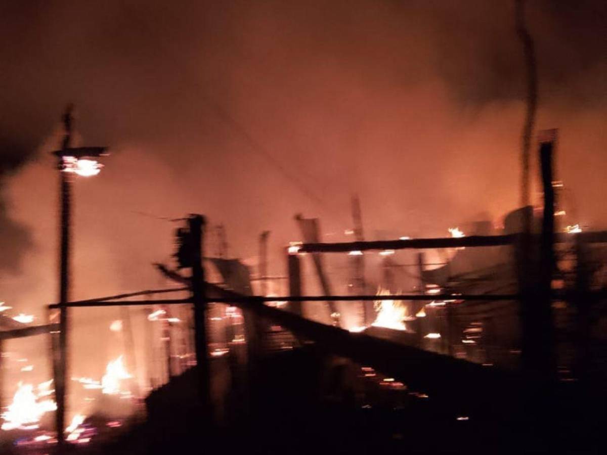 En fotos: el alcance de los daños a viviendas por potente incendio en Guanaja