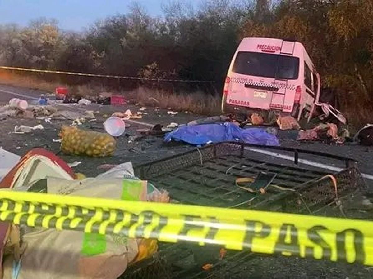 La escena tras el accidente en la carretera de Tamaulipas.