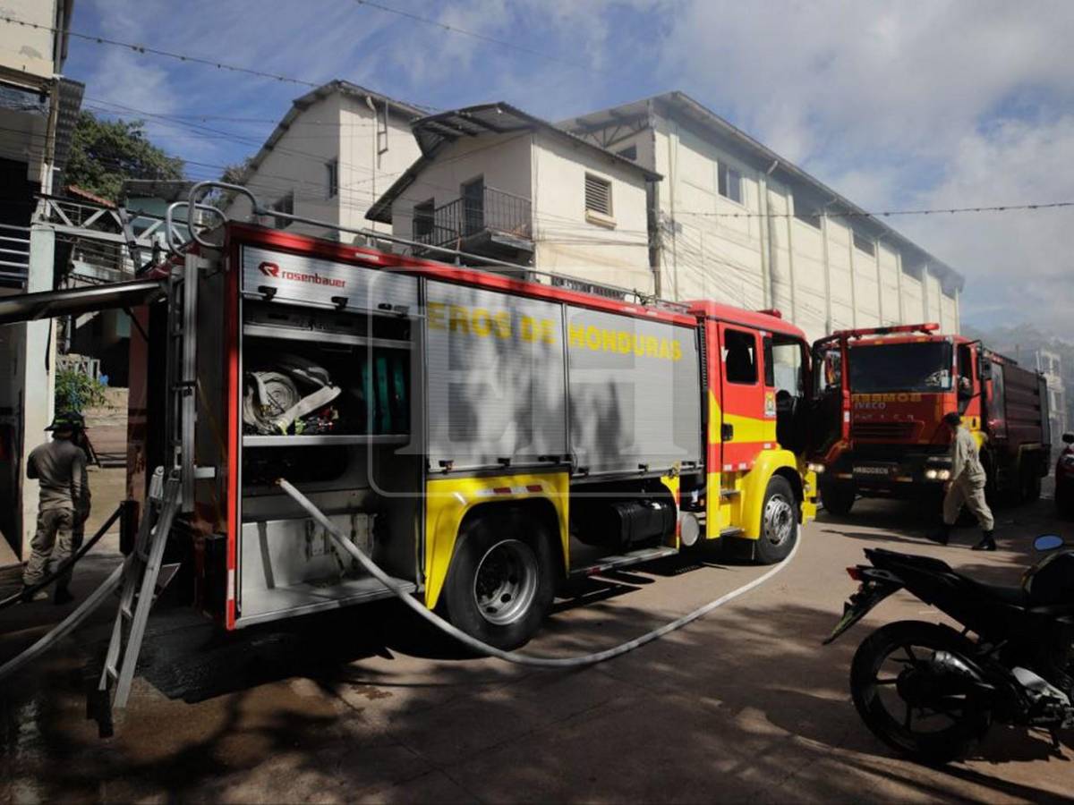 Incendio consume bodega de Migración en colonia Quezada, cerca del Juana Laínez