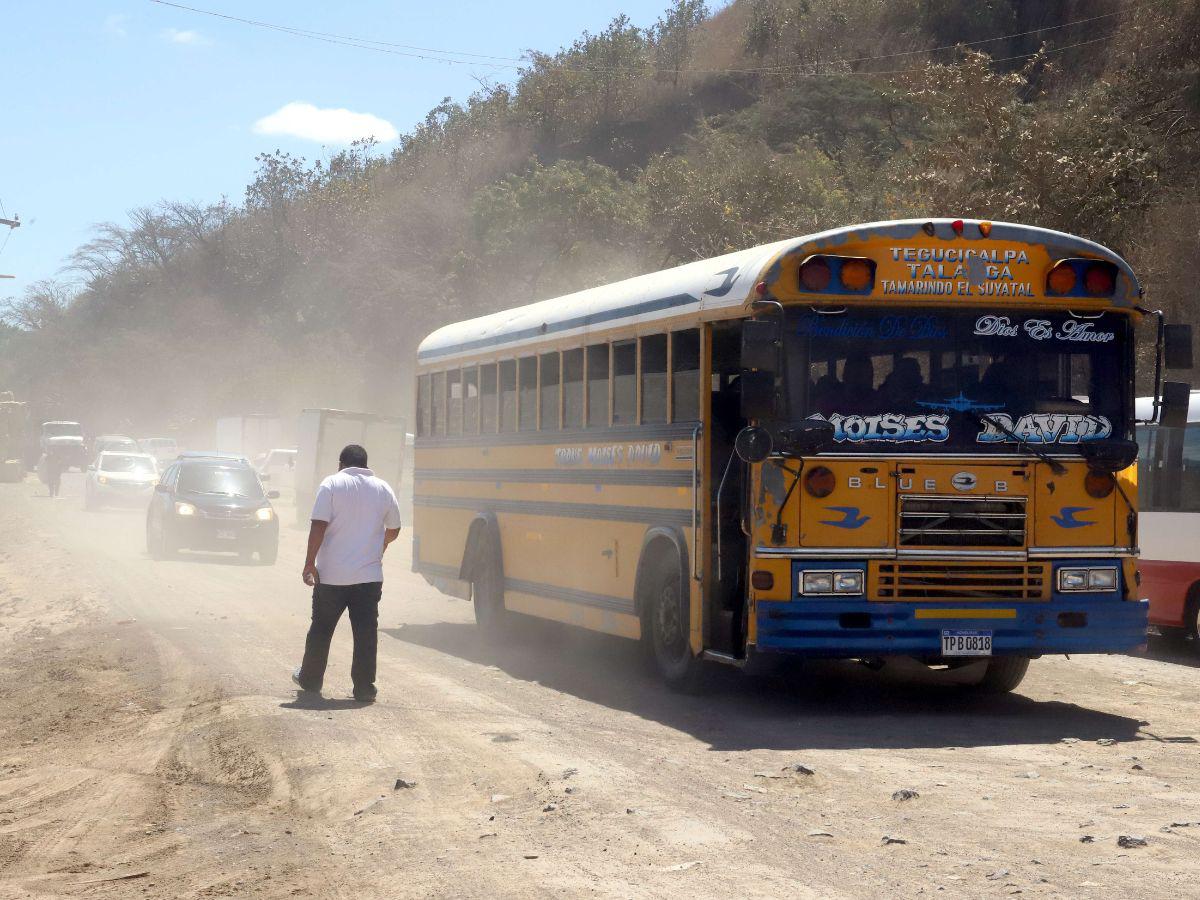 Los pobladores de las colonias aledañas a la salida a Olancho demandan que se aceleren los trabajos de reconstrucción de la carretera.