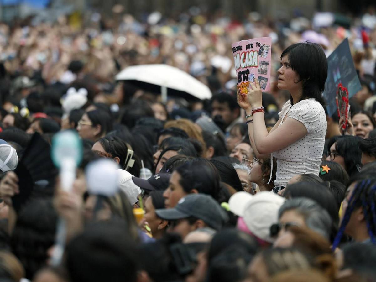 BTS sorprende a miles de seguidores en el Zócalo de México