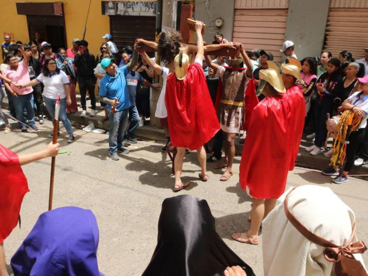 En Fotos: la agonía en la crucifixión de Jesús durante el Vía Crucis de Viernes Santo