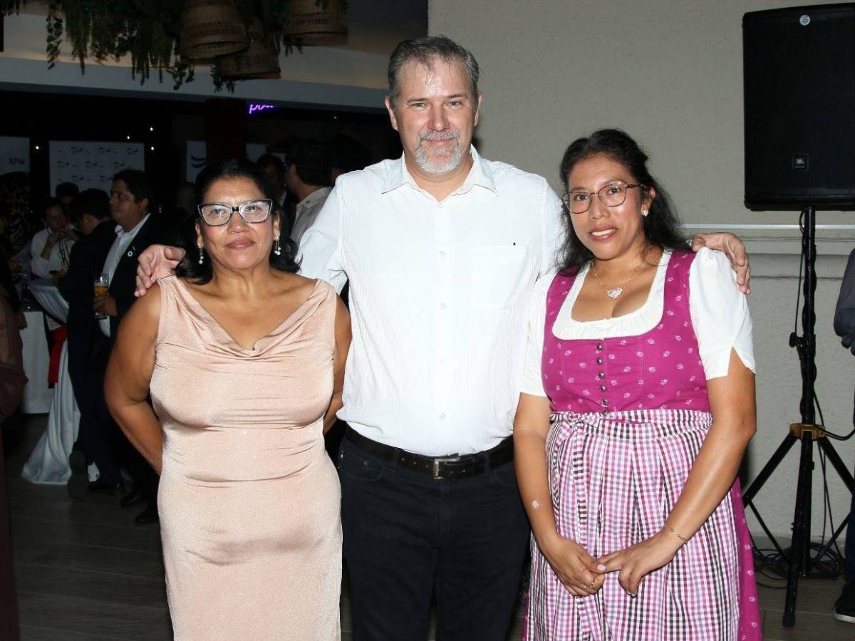 Anfitriones e invitados especiales brindan por la Unidad Alemana